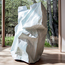 Pascal Grandmaison, <em>Desperate Island no 5</em>, 2010, plâtre hydrostone, fibre de verre, toile de fond de studio photographique, 121,9 x 97,8 x 90,2 cm. © Collection Landriault-Paradis
