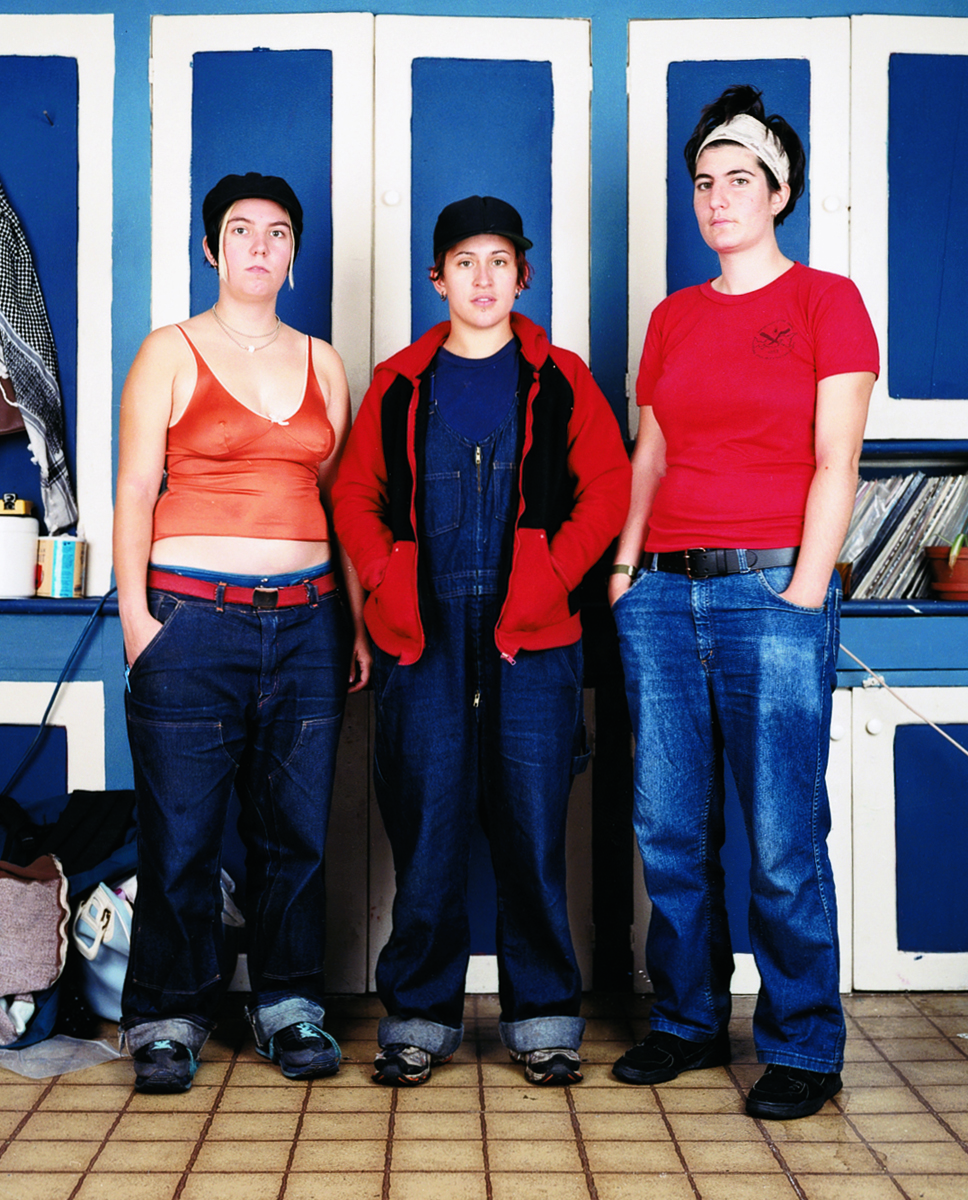 © Mackenzie Stroh. <em>Marie-Ève, Josée, Anne</em>, 2003. Épreuve chromogène, 101 x 76 cm.