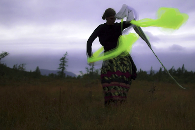 © Meagan Musseau, <em>Becomes Body of Water Interwoven with Territories Beyond the Sky</em>, 2019 Court métrage d’une performance in situ sur le territoire d’Elmastukwek, 6 mins. 55 sec. Chanson par Jenelle Duval. Vidéographie par Casey Koyczan. Photo avec l’aimable autorisation de Meagan Musseau
