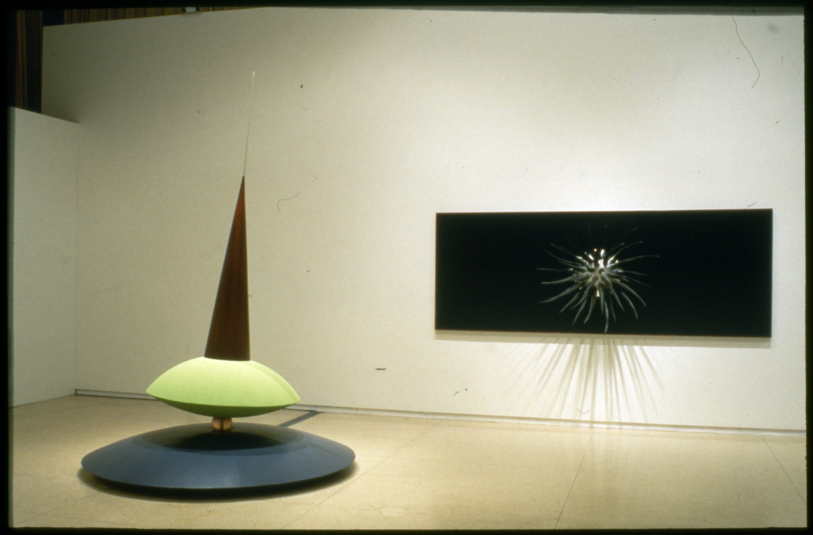 © Denis Rousseau. <em>Sondes</em>, 1994. Bois, contreplaqué, résine de coulage, fibre de verre, moteurs avec systèmes d’engrenage, composantes électroniques. 295 x 450 x 300 cm.