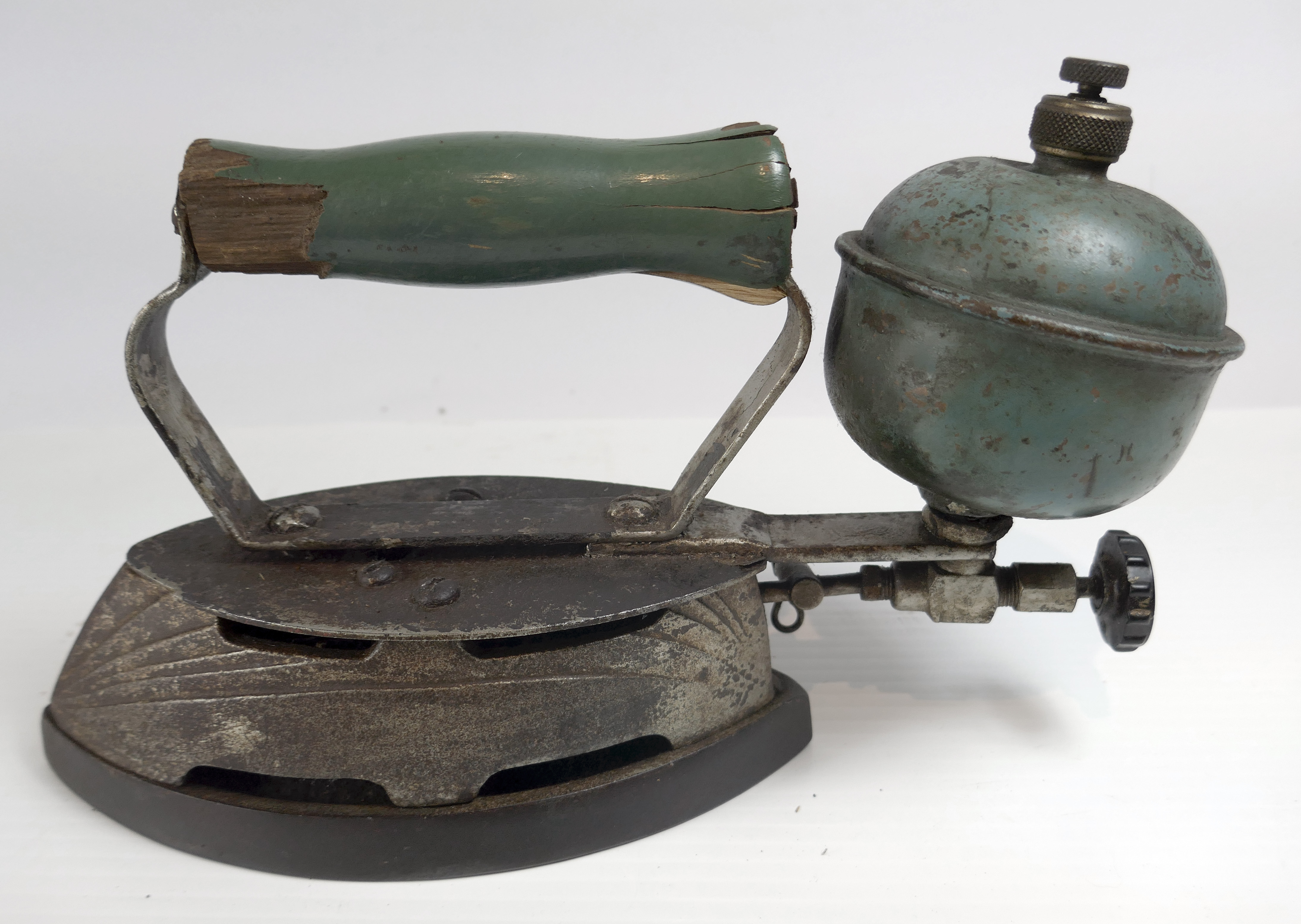 [fr]Fer à repasser. Bois et métal. Vers 1930. © CSA[en]Iron. Wood and metal. Circa 1930. © CSA