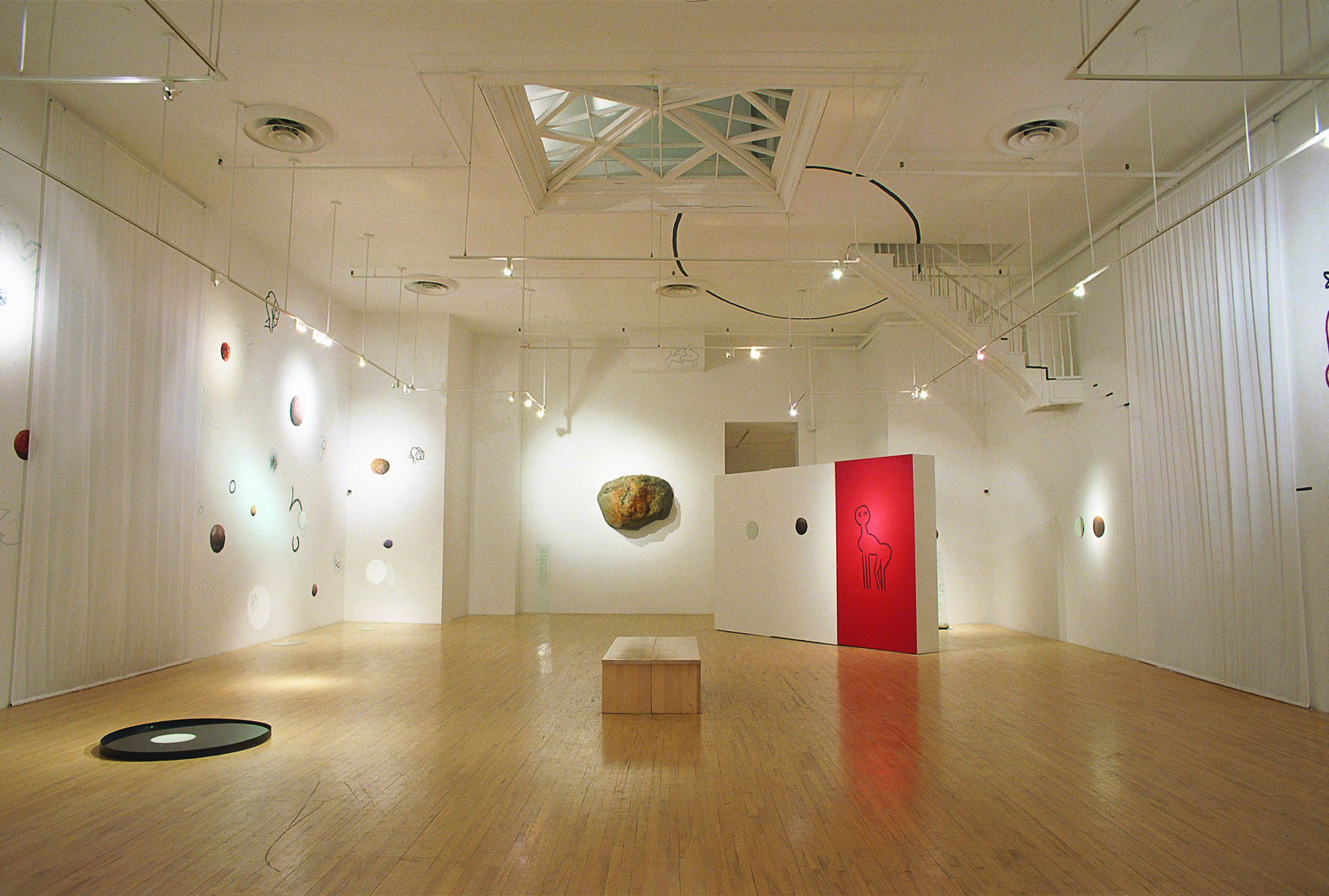 © David Moore. <em>Speculor. Le musée céleste</em> (vue d’ensemble), 2004. Installation in situ.