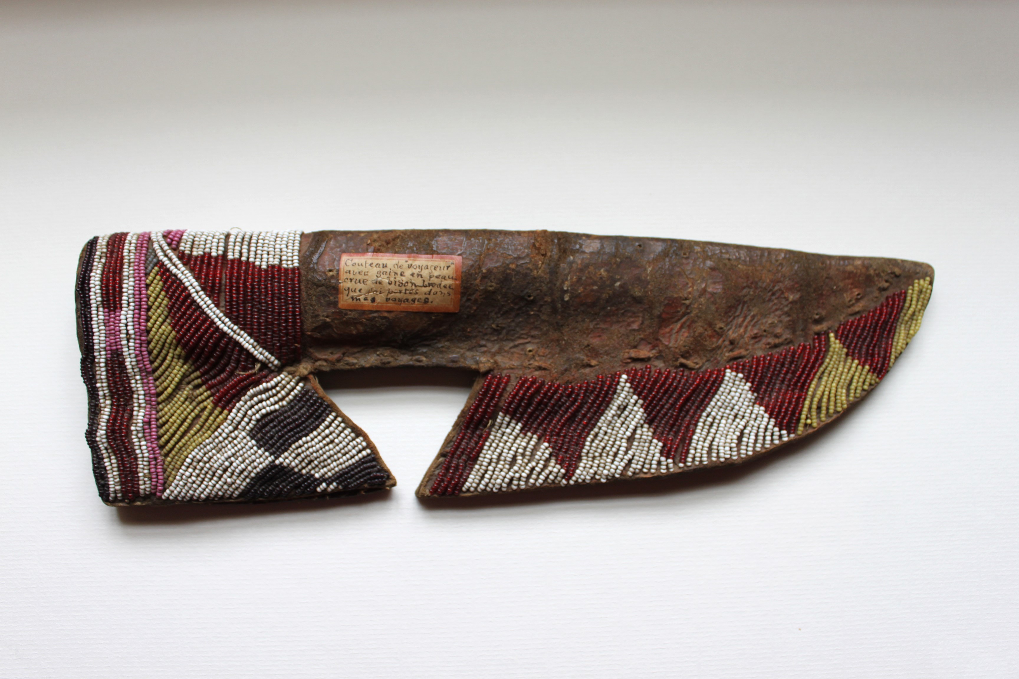 Fourreau de couteau brodé, collection du Centre d’histoire de Saint-Hyacinthe (e.2000.238)