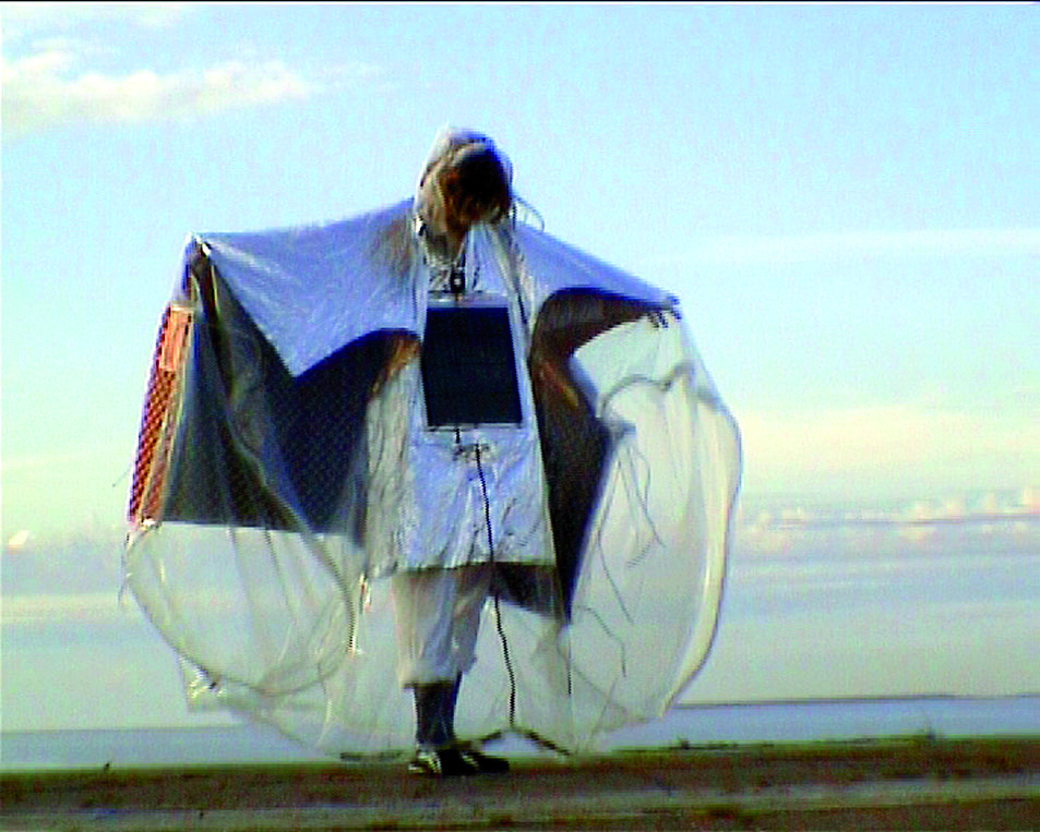 Ana Rewakowicz. Tallinn (extrait de Dressware 1), 2003-2005. Projection vidéo, boucle de 24 min.