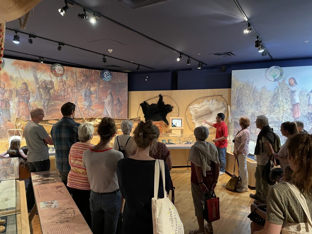 ORANGE, L'événement d'art actuel, journée culturelle à Odanak, visite du Musée des Abénakis, 2022.
